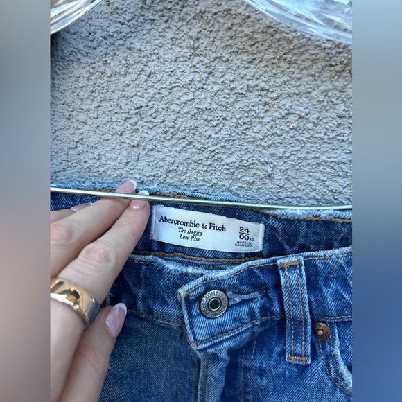 Abercrombie & Fitch Low Rise Baggy Jean in Medium Wash Size 24 Short NWT! - Picture 8 of 10
